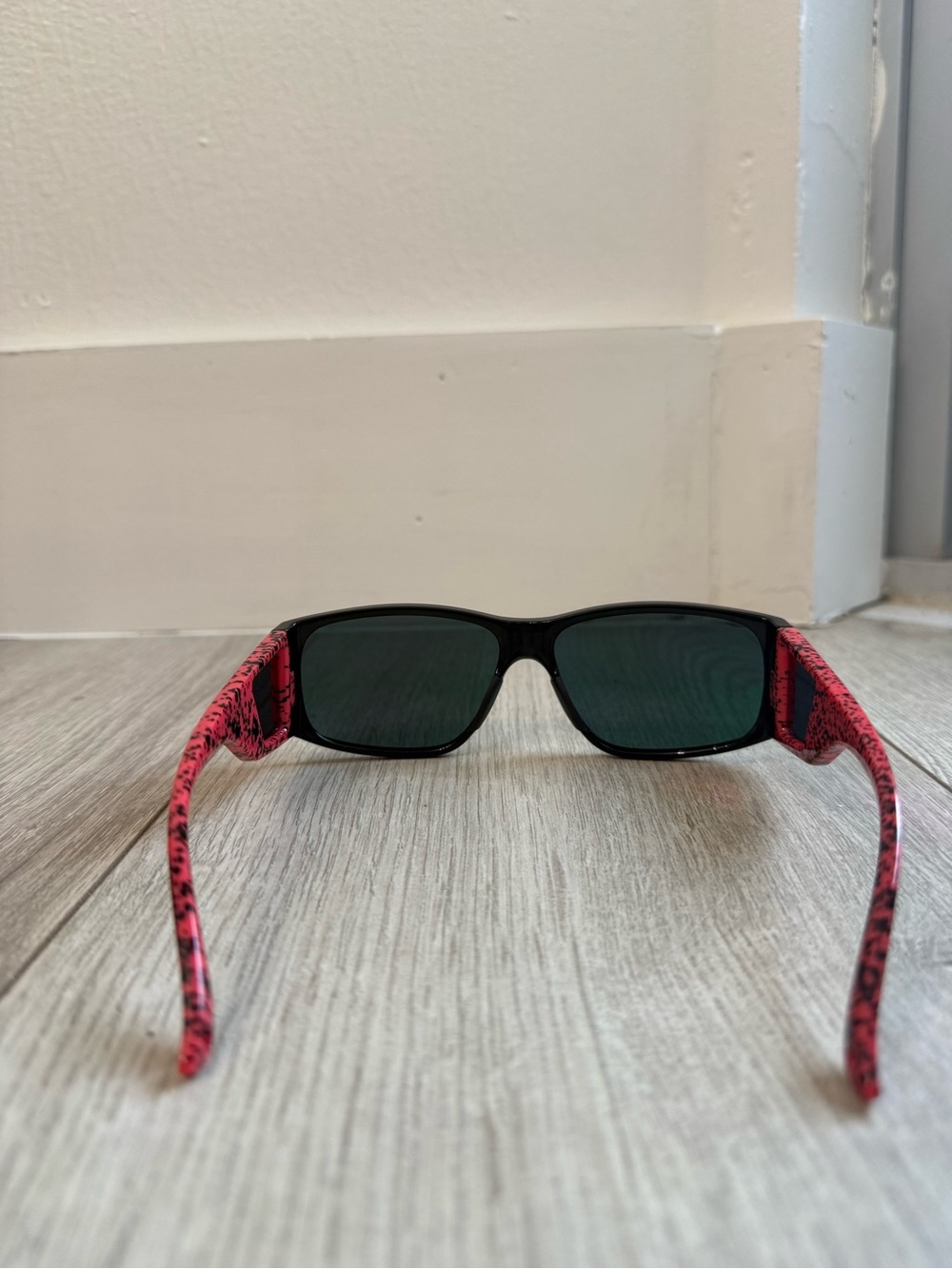 SMITH Monroe Peak Black Frame Sunglasses with Red Lenses and Red Pouch - Picture 7 of 10